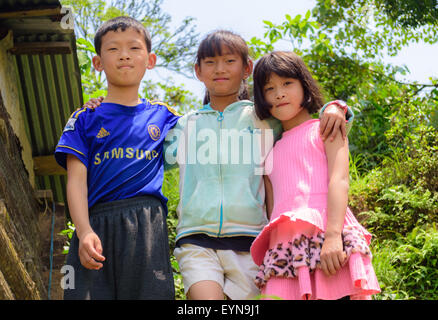 Trois jeunes enfants Standing together with copy space Banque D'Images