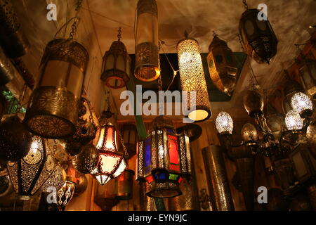 Les lampes décoratives en marché de Fès, Maroc Banque D'Images