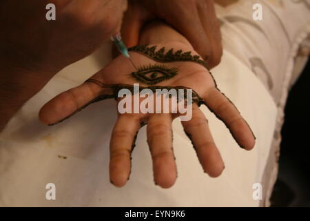 Décorations au henné femmes Henna tatoo au Maroc, l'Afrique Banque D'Images