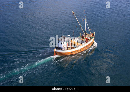 Vieux bateau de pêche en bois trawler sur mer. Banque D'Images