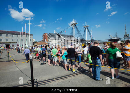 Les visiteurs attendent de voir l'USS Constitution Ship Boston USA Banque D'Images