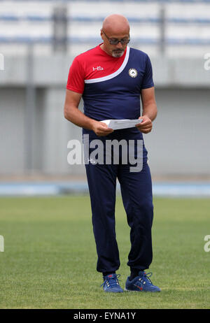 L'ITALIE, Lignano : Udinese entraîneur en chef Stefano Colantuono lecture avant le match de football d'avant-saison Udinese Calcio v SC Bastia le 1er août 2015 au Stade Teghil à Lignano (Udine), Italie. Banque D'Images