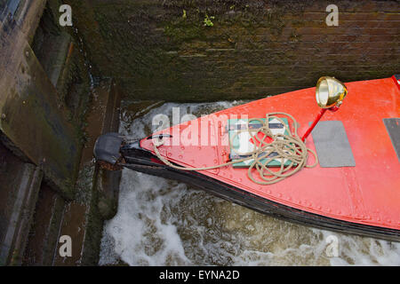 Arc d'étroit canal bateau dans l'écluse 6 comme entrée d'eau pour élever le niveau du canal de Birmingham et Fazeley, Sutton Coldfield, West Midland Banque D'Images