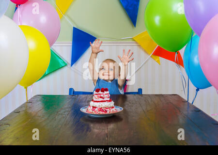 Happy baby girl gâteau pour son premier anniversaire Banque D'Images