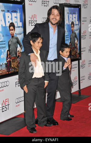 LOS ANGELES, CA - 7 novembre 2010 Directeur : Diego Luna avec des acteurs Gerardo Ruiz-Esparza & Christopher Ruiz-Esparza à l'AFI Fest première mondiale de leur film 'Abel' au Grauman's Chinese Theatre, à Hollywood. Banque D'Images