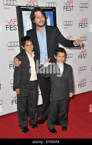 LOS ANGELES, CA - 7 novembre 2010 Directeur : Diego Luna avec des acteurs Gerardo Ruiz-Esparza & Christopher Ruiz-Esparza à l'AFI Fest première mondiale de leur film 'Abel' au Grauman's Chinese Theatre, à Hollywood. Banque D'Images