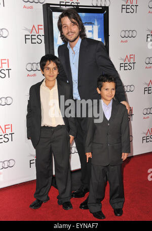 LOS ANGELES, CA - 7 novembre 2010 Directeur : Diego Luna avec des acteurs Gerardo Ruiz-Esparza & Christopher Ruiz-Esparza à l'AFI Fest première mondiale de leur film 'Abel' au Grauman's Chinese Theatre, à Hollywood. Banque D'Images