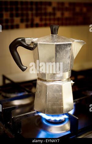 Le pot de café moka sur la cuisinière pour café italien Banque D'Images