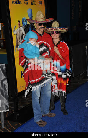 LOS ANGELES, CA - le 30 octobre 2010 : Mary Lynn Rajskub & mari Matthew Rolph & fils Valentine au Los Angeles premiere de 'MegaMind' au Mann's Chinese Theatre, à Hollywood. Banque D'Images