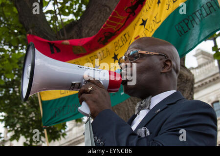 Le Parlement Square, Westminster, Londres, 1er août 2015. Des milliers de Londoniens, les rastafariens et leurs partisans arrivent à la place du Parlement après une marche de Brixton, dans le cadre de la mouvement Rastafari UK le jour de l'émancipation, d'exiger réparation de la part du gouvernement britannique pour le commerce des esclaves. Banque D'Images