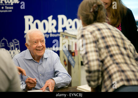 L'ancien président et Prix Nobel de la paix, Jimmy Carter, signe des exemplaires de son nouveau livre à Austin, Texas Banque D'Images