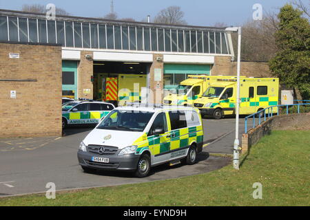 Une photo ensoleillée de la côte sud-est de la station d'ambulance à Hastings avec véhicules ambulanciers paramédicaux et à voir Banque D'Images