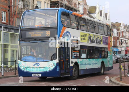 Une diligence South East Alexander Dennis Enviro ADL 400 bus double étage dans Bexhill-On-sur mer vague route 99. Banque D'Images