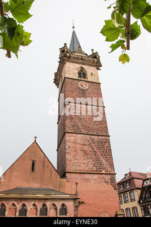 La tour de la chapelle à la place du marché d'Obernai, Bas-Rhin, Alsace, France Banque D'Images