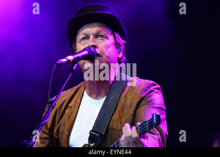 Level 42 avec le chanteur Mark King sur scène au Camp Bestival, château de Lulworth, Dorset, UK. Banque D'Images