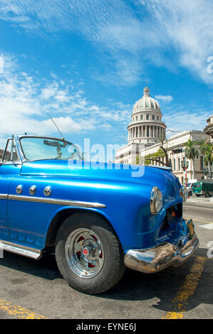 La HAVANE, CUBA - Juin 2011 : Classic vintage blue American voiture décapotable garée en face de l'immeuble à Capitolio Centro. Banque D'Images