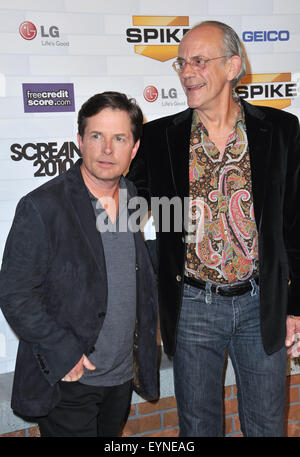 LOS ANGELES, CA - le 16 octobre 2010 : 'Back to the Future' étoile Michael J. Fox (à gauche) & Christopher Lloyd à Spike TV's Scream 2010 Awards au Théâtre Grec, Griffith Park, à Los Angeles. Banque D'Images