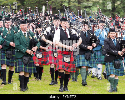 Dufftown, Écosse - 25 juillet 2015 : les Pipe Bands massés dans l'arène à la 2015 Highland Games à Dufftown, Moray. Banque D'Images
