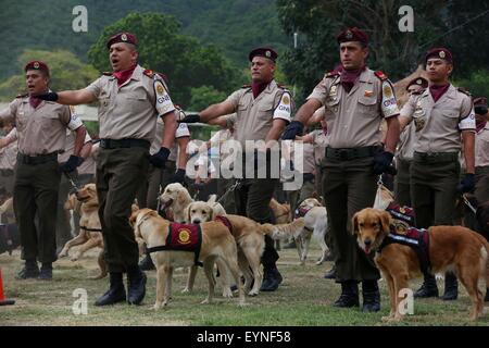 Caracas, Venezuela. 1er août 2015. Les membres des forces de sécurité et leurs chiens prendre part à la 1ère Rencontre nationale des forces militaires et policières et des unités K9 Dog Show, dans le cadre du 78e anniversaire de la Garde côtière canadienne, en bolivarienne Fort Tiuna, à Caracas, Venezuela, le 1 août, 2015. Credit : Gregorio Teran/AVN/Xinhua/Alamy Live News Banque D'Images