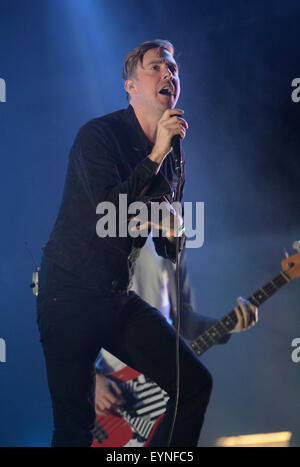 Rock Band Kaiser Chiefs, chanteur Ricky Wilson, sur scène au Camp Bestival, château de Lulworth, Dorset, UK. Banque D'Images