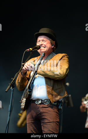 Level 42 avec le chanteur Mark King sur scène au Camp Bestival, château de Lulworth, Dorset, UK. Banque D'Images