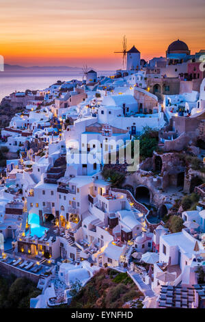 Coucher du soleil emblématique dans la ville de Oia sur l'île grecque Santorin (Théra). Banque D'Images