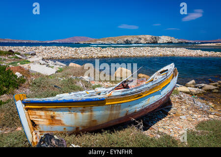 Bateau grec délabrés dans la mer Egée, sur l'île de Délos Banque D'Images