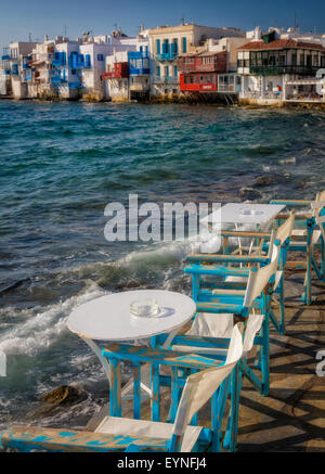 La petite Venise de Mykonos - rangées de maisons de pêcheurs au bord de l'eau ligne avec leurs balcons suspendues sur la mer. Banque D'Images