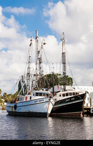Bateaux éponge accoste au quai à quai à l'Éponge, Tarpon Springs, Floride Banque D'Images