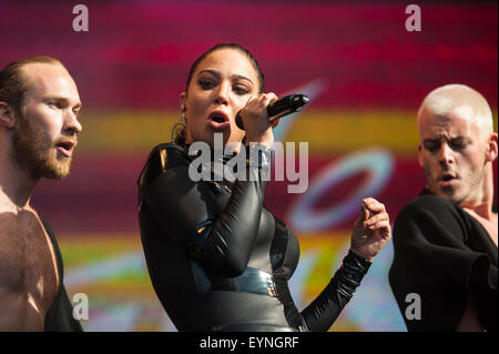 Brighton, UK, 1er août 2015. Tulisa joue sur la scène principale à Brighton's Pride Festival événement à Preston Park. Fête cette année le 25e anniversaire de the UK's biggest Pride Festival. Banque D'Images