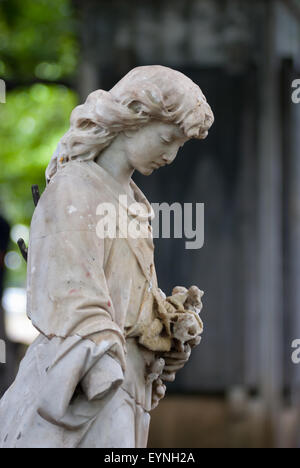Statue d'une femme en deuil au musée Taman Prasati (musée du parc commémoratif en pierre) à Jakarta, Indonésie. Banque D'Images