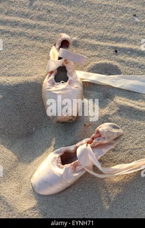 Chaussures de ballet bien usé à la plage Banque D'Images