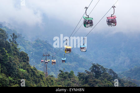 Cable car transportant des passagers et le bas de la montagne. Banque D'Images