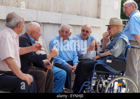 Messieurs âgés ayant une discussion animée. Banque D'Images