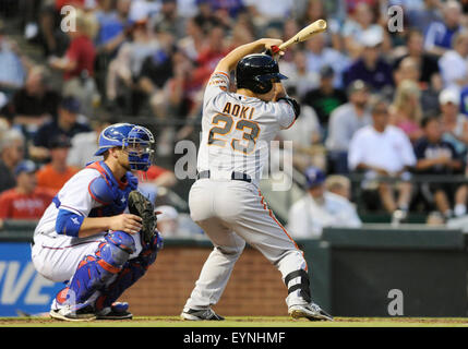 31 juil., 2015 : le voltigeur des Giants de San Francisco Nori Aoki # 23 lors d'un match entre la MLB Giants de San Francisco et les Texas Rangers à Globe Life Park à Arlington, TX Texas défait 6-3 San Francisco Banque D'Images