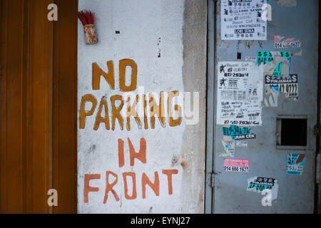 "Pas de parking" panneau d'avertissement écrit sur un pilier. Banque D'Images