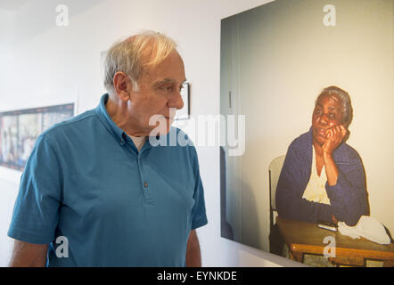 Huntington, New York, USA. 1er août 2015. GEORGE CARRANO examine la photographie par Elodie Jean-Baptiste de sa grand-mère à l'accueil Projet de vie exposition à fotofoto gallery. Plus de 200 résidents de toute 15 New York les projets de logements sociaux ont eu un usage unique caméras film de photographier ce qui est important pour eux dans leur monde. Le projet a été commencé par la photographie Carrano et le livre de vie du projet a été édité par Carrano, C. Davis et J. Fisher, avec toutes les redevances de la vente d'être donnés à des programmes résidant à New York City Housing Authority. La galerie est sur l'or C Banque D'Images