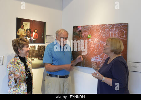 Huntington, New York, USA. 1er août 2015. L-R, HOLLY GORDON, GEORGE CARRANO ET LOIS YOUMANS parlons à l'accueil Projet de vie exposition à fotofoto gallery. Plus de 200 résidents de toute 15 New York les projets de logements sociaux ont eu un usage unique caméras film de photographier ce qui est important pour eux dans leur monde. Le projet a été commencé par la photographie Carrano et le livre de vie du projet a été édité par Carrano, C. Davis et J. Fisher, avec toutes les redevances de la vente d'être donnés à des programmes résidant à New York City Housing Authority. Gordon est membre et Youmans est la Conclusi Banque D'Images