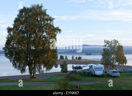 DALARNA, Suède le 07 septembre 2013. Matin vue d'un camping par une rivière. Plage, l'eau, le brouillard et la forêt. Usage éditorial. Banque D'Images