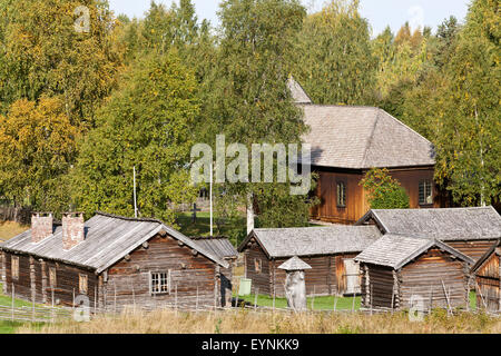 SARNA, Suède le 07 septembre 2013. Avis d'une vieille ferme en bois par une église. 17-1800typique e, toit en bardeaux. Éditorial. Banque D'Images