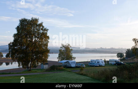 DALARNA, Suède le 07 septembre 2013. Matin vue d'un camping par une rivière. Plage, l'eau, le brouillard et la forêt. Usage éditorial. Banque D'Images