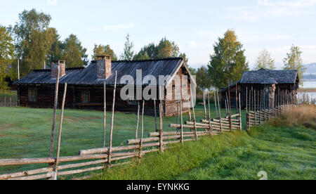 SARNA, Suède le 07 septembre 2013. Avis d'une vieille ferme en bois par un lac. 17-1800e typique, clôture en bois. Éditorial. Banque D'Images