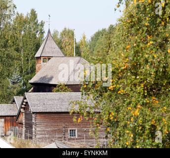 SARNA, Suède le 07 septembre 2013. Avis d'une vieille ferme en bois par une église. 17-1800typique e, toit en bardeaux. Éditorial. Banque D'Images