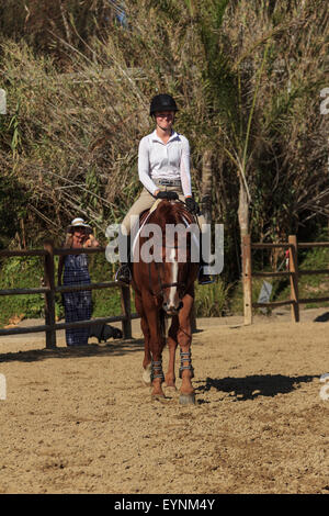 Utilisez uniquement rédactionnel - San Juan Capistrano, Californie- Juillet 26, 2015- jeune fille de démonstration de saut à cheval Banque D'Images