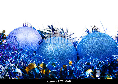 Trois boules de Noël bleu et de guirlandes isolé sur fond blanc Banque D'Images