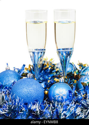 Deux verres de champagne à blue des boules de Noël et de guirlandes isolé sur fond blanc Banque D'Images