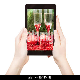 Prendre une photo de Noël rouge still life with tablet pc isolé sur fond blanc Banque D'Images
