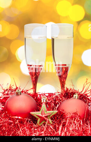 Noël encore la vie - deux verres de champagne à Noël avec des décorations rouge jaune et violet seau backgrou Banque D'Images