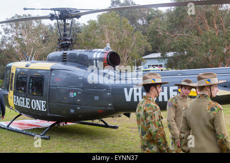 Bell UH-1 huey Iroquois un hélicoptère à Sydney Le tattoo militaire avec les cadets de l'armée présents, Australie Banque D'Images