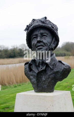 Buste en bronze statue commémorative du Major John Howard du Pegasus Bridge, Canal de Caen ouistreham, près de Caen, Normandie, France Banque D'Images